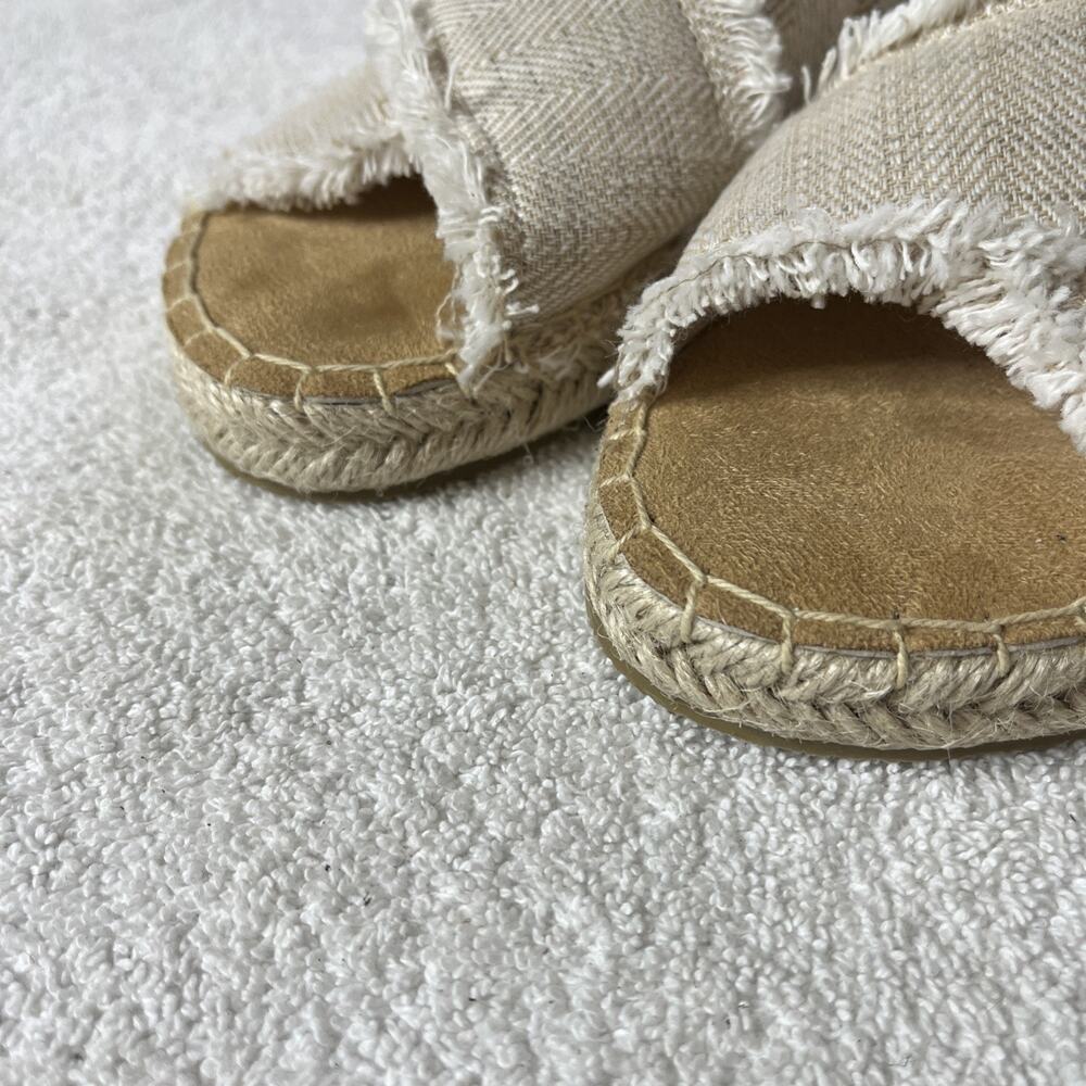 Minnetonka Women’s 7 Beige Fringed Fabric Cross Slides Sandals - Picture 2 of 10